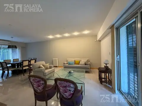 Casa en Alquiler con 2 cocheras