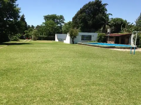 Casaquinta con piscina, cancha de paddle y gran parque con arcos de fútbol con red.