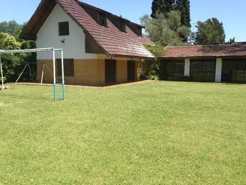 Casaquinta con piscina, cancha de paddle y gran parque con arcos de fútbol con red.