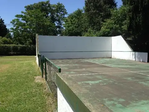 Casaquinta con piscina, cancha de paddle y gran parque con arcos de fútbol con red.