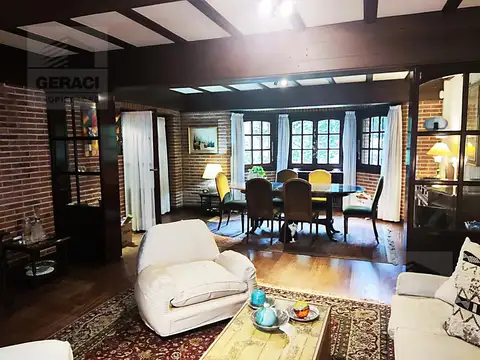 Excelente Casa de 4 plantas sobre lote propio en Parque Chacabuco