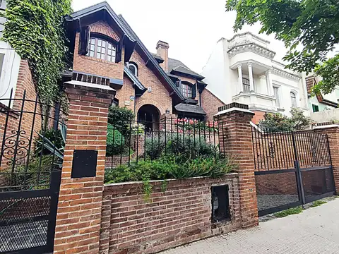 Excelente Casa de 4 plantas sobre lote propio en Parque Chacabuco