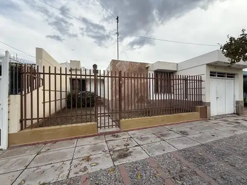 HAUSER vende casa de 3 habitaciones en el barrio Decavial!