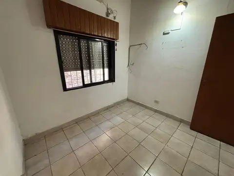 Casa y lote 366m2 - frente libre listo para construir 2da vivienda - Castelar Sur