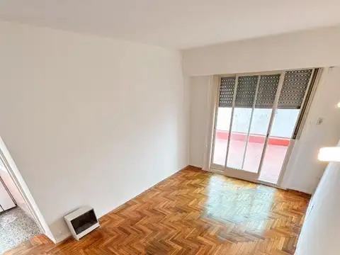 Departamento de 2 ambientes con terraza 4° piso x escalera