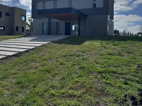 Casa en venta de tres dormitorios, Área 60 Brandsen