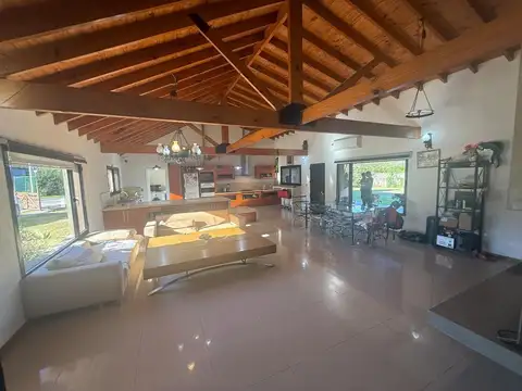 Casa 4 ambientes con 2 baños