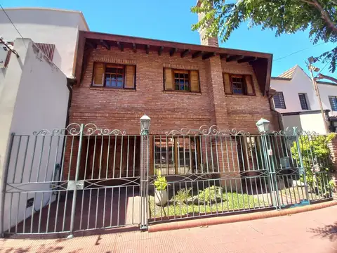 Venta casa 5 amb, jardín, cochera parrilla Olivos