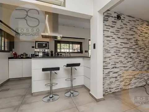 Casa en Alquiler con 2 cocheras