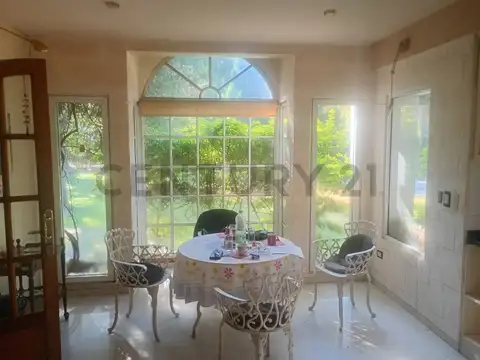 -  IMPERDIBLE QUINTA CON PISCINA Y ASADOR CRIOLLO EN PARQUE LELOIR. APTO CRÈDITO.