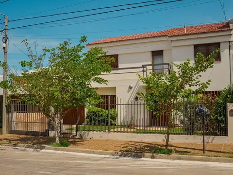 Casa 9 ambientes con 2 baños