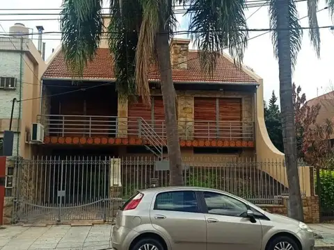 VENTA - CASA 6 AMB. PILETA - RAMOS MEJIA