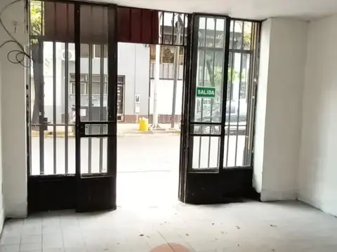 HERMOSO LOCAL CON VIDRIERA EN EXCELENTE ZONA COMERCIAL 