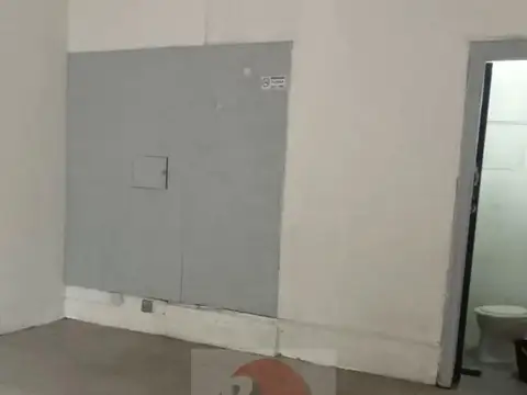 HERMOSO LOCAL CON VIDRIERA EN EXCELENTE ZONA COMERCIAL 