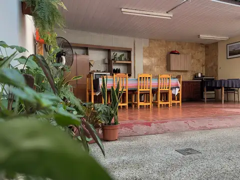 Casa en venta 3 ambientes galería parrilla terraza cochera caseros