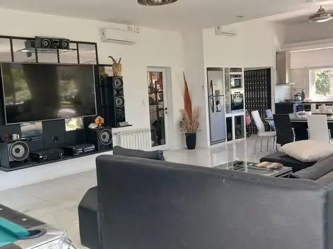Casa 4 ambientes con 3 baños