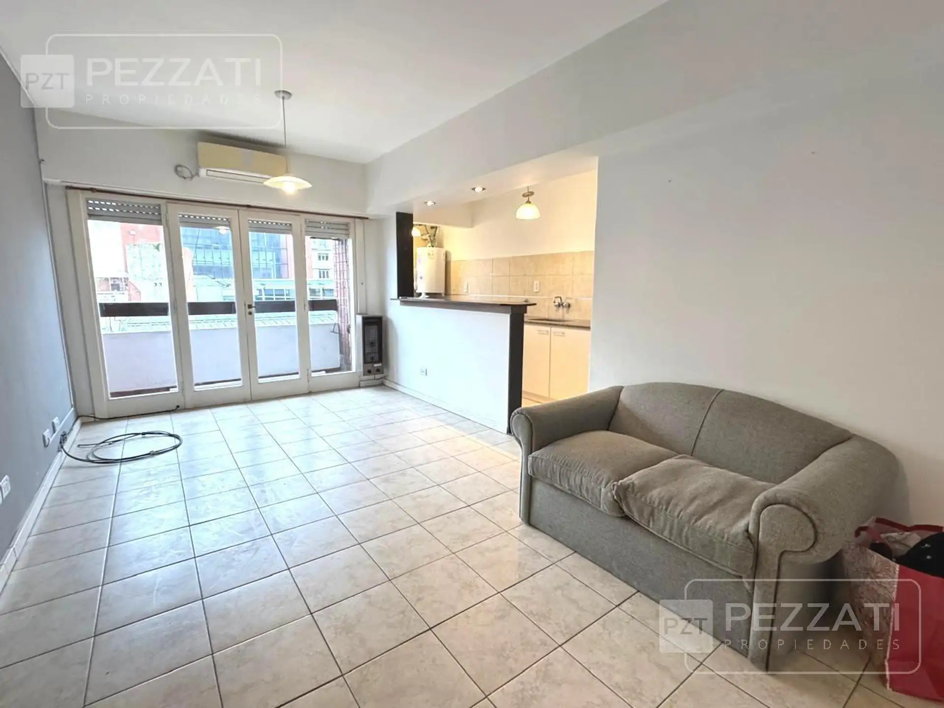 Depto 2 amb, 42m² reciclado con balcón — Shopping Los Gallegos