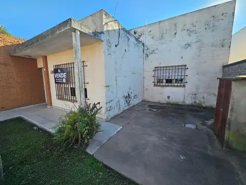 LISANDRO DE LA TORRE 250 SE VENDE CASA DE 3 DORMTIORIOS