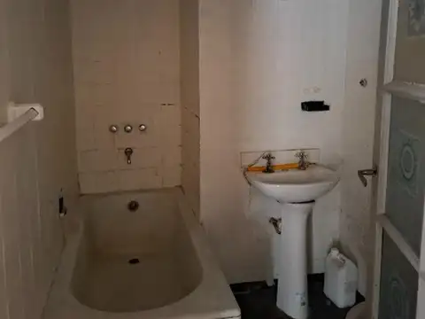 Venta de departamento a refaccionar en Catamarca al 400