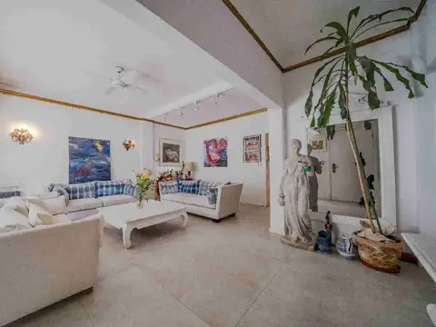 Casa 6 ambientes con 2 baños