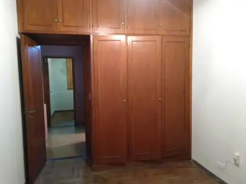 DEPARTAMENTO DE 3 AMBIENTES, EN PLANTA BAJA A LA CALLE   BAJAS EXPENSAS/ RETASADO 