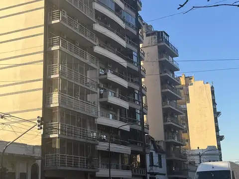 Departamento de 3 dormitorios con dependencias en Caballito.   Apto Crédito