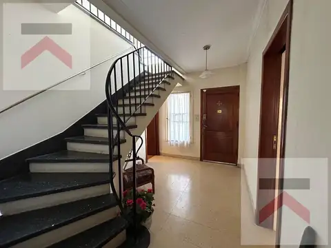 Casa en La Lucila, oportunidad para desarrollo!