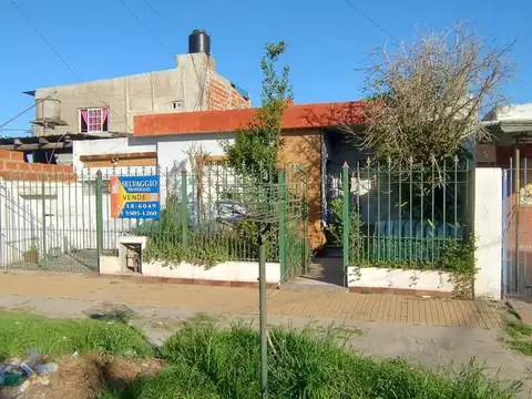 CASA DE 4 AMBIENTES, 3 DORMITORIOS CON GARAGE.