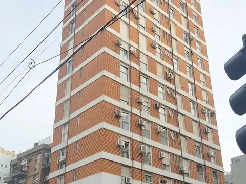 Gallo 1000 esquina Cabrera, Recoleta. Piso 3. Al Frente. 5 amb. 3 dormi. Playroom grande. Balcón terraza. 92 m2 totales. 88 m2 cubiertos. Impecable estado. Muy luminoso. Cocina y baño recién reciclados con caños y cañerías. Conexión lavarropas. Tiene gas.