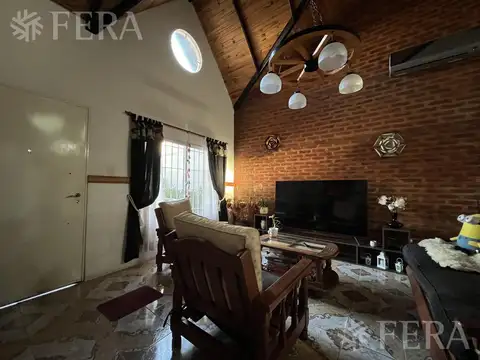 Casa 6 ambientes con 4 baños