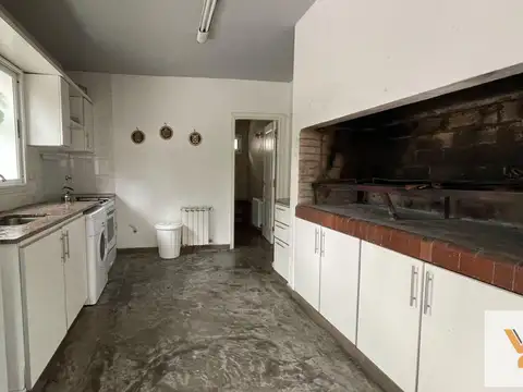 Casa 6 ambientes con 2 baños