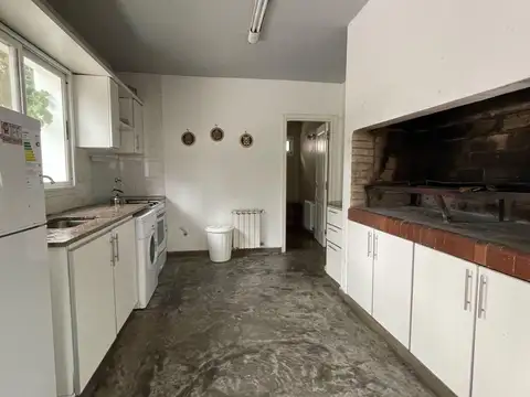 Casa 6 ambientes con 2 baños