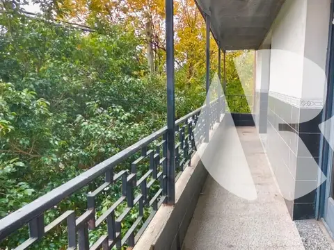 PH en Lomas Del Mirador - Impecable 3 amb  con patio, balcón y parrilla