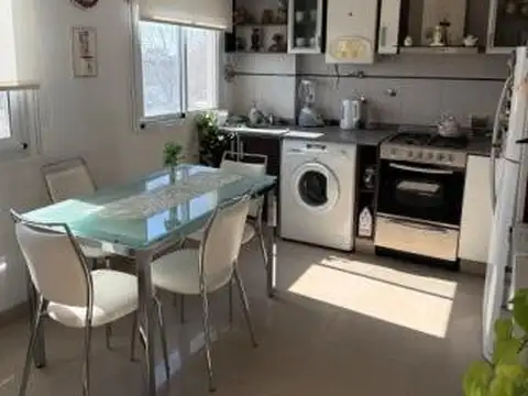 Unico depto a metros estacion Temperley, tres ambientes dos baños, dos cocheras