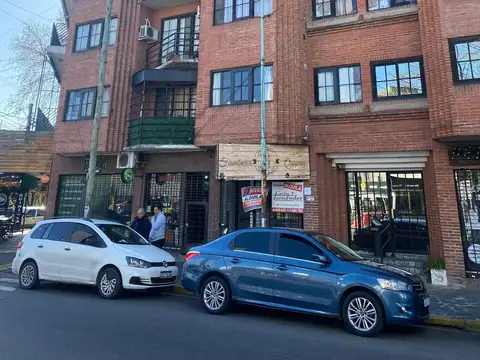 Departamento en venta, 3 ambientes 45 años antiguedad . A 3 cuadras de la estacion de moron.