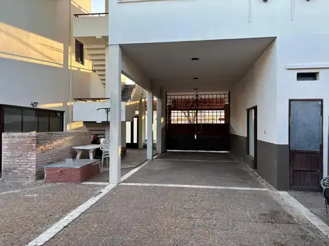 Casa 8 ambientes con 4 baños