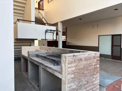 Propiedad multifuncional con local comercial, galpón y 3 departamentos