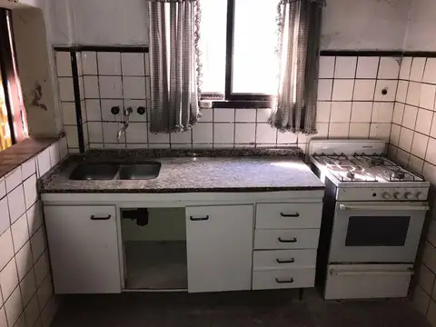 Casa 6 ambientes con 2 baños