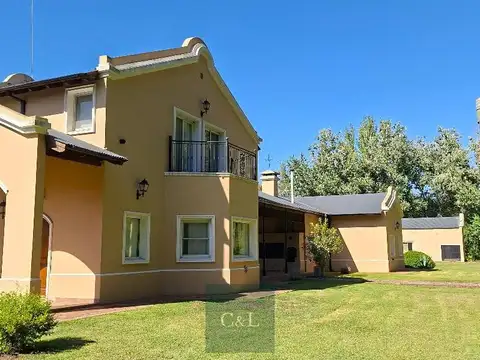 Casa en Venta con 3 cocheras