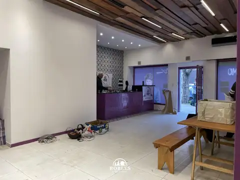 Local comercial con vivienda sobre Av. Luro