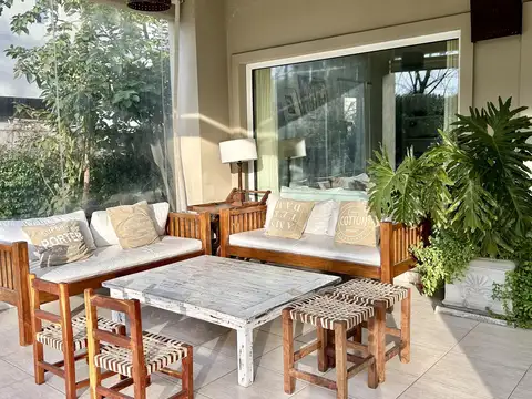 Casa en Alquiler con 1 cochera