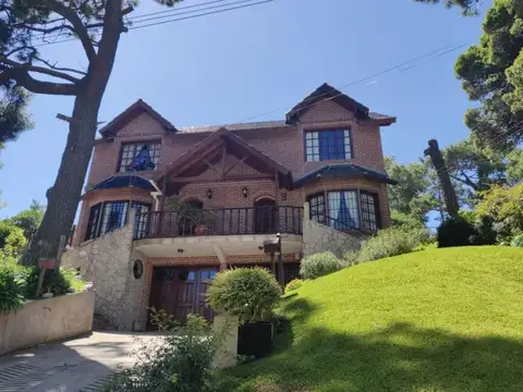 Casa en venta - 3 dormitorios 4 baños 2 cocheras - 332mts2 - Villa Gesell
