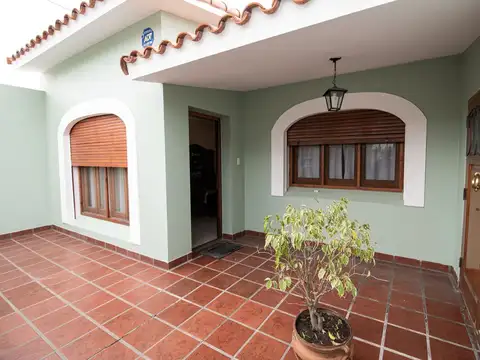 CASA 2 HABIT., PILETA Y COCHERA EN CENTRO III