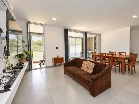 CASA EN VENTA LA PLATA 3 DORMITORIOS AMPLIO PARQUE