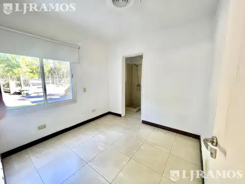 Casa en Alquiler con 4 cocheras
