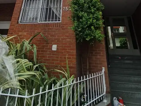 Departamento de 4 ambiente al frente con balcón, y cochera