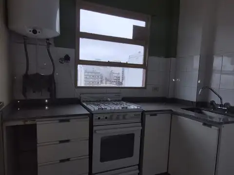 1 AMB. AMPLIO CON BALCON A LA CALLE COCINA BAÑO COMPLETO IMPECABLE