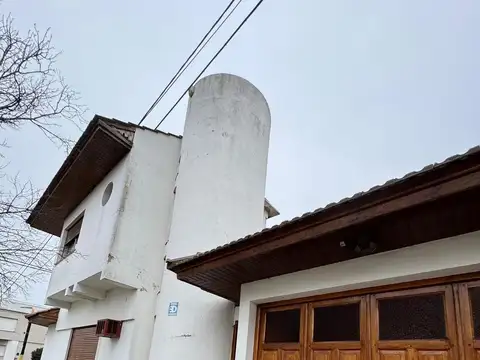 Casa 7 ambientes con 2 baños