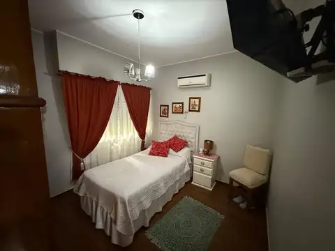 CASA EN VENTA CON DEPARTAMENTO EN EL FONDO.