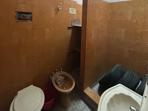 CASA 5 AMBIENTES, COCHERA Y PATIO. LOMAS DE ZAMORA.